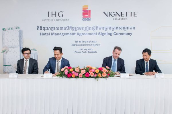 Left to right: ODOM’s Tave Inggchoeur and Kim Leang Kean, and IHG Hotels & Resorts’ Patrick Finn and Dinh Trong Khoa sign the partnership agreement for Vignette Collection Phnom Penh Odom.